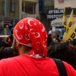 Lice olayları sonrası yaşanları protesto etmek için Taksim'de Kürt kardeşlerini bekleyen bir direnişçi..